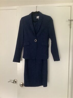 BOSS Hugo Boss Navy Virgin Wool
Dress & Blazer Set Size 4